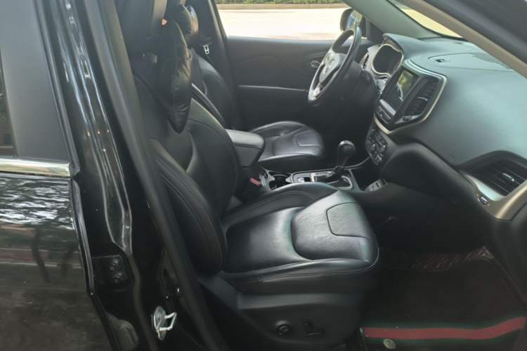 Used Jeep Cherokee 2017 2.4L Leading Smart Edition Right Front Seat