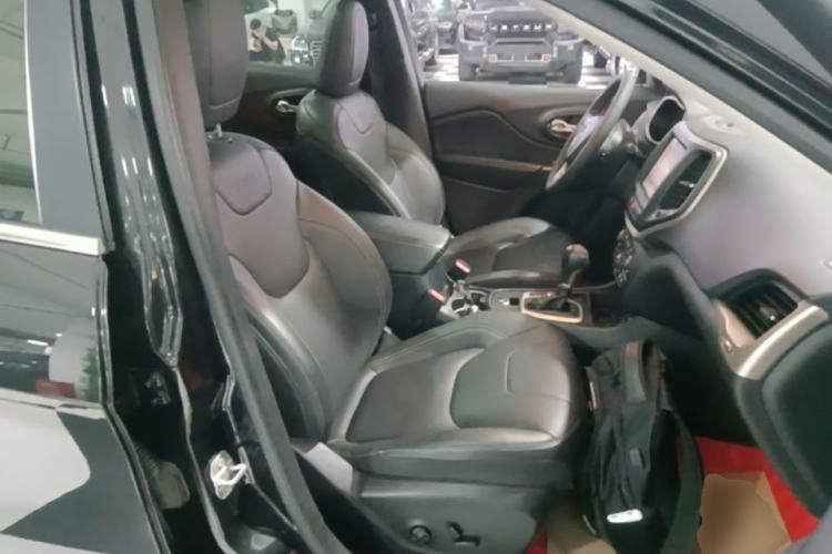 Used Jeep Cherokee 2017 2.0L Superior Edition Right Front Seat