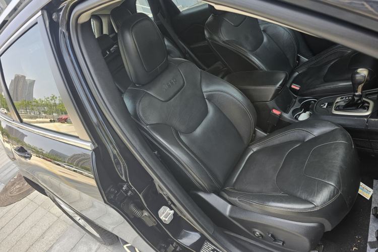 Used Jeep Cherokee 2017 2.0L Superior Edition Right Front Seat