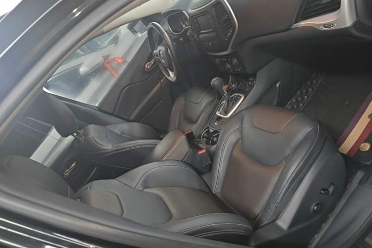 Used Jeep Cherokee 2017 2.4L Professional Edition Right Front Seat