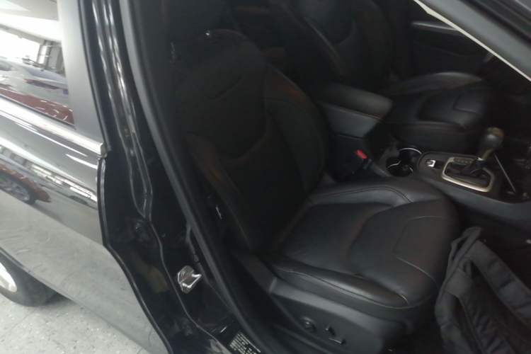 Used Jeep Cherokee 2017 2.0L Superior Edition Right Front Seat
