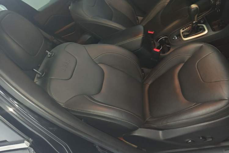 Used Jeep Cherokee 2017 2.4L Leading Smart Edition Right Front Seat