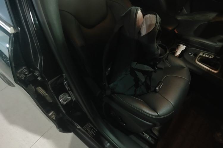 Used Jeep Cherokee 2017 2.0L Superior Edition Right Front Seat
