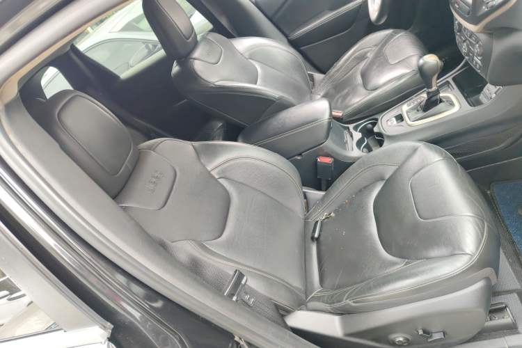 Used Jeep Cherokee 2017 2.0L Superior Edition Right Front Seat