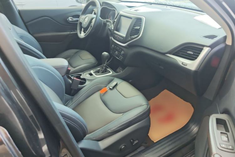 Used Jeep Cherokee 2017 2.4L Leading Smart Edition Right Front Seat