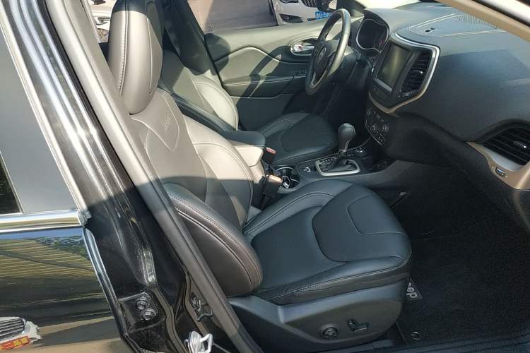 Used Jeep Cherokee 2017 2.4L Excellence Edition Right Front Seat