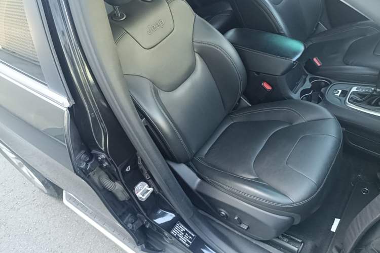 Used Jeep Cherokee 2017 2.0L Superior Edition Right Front Seat