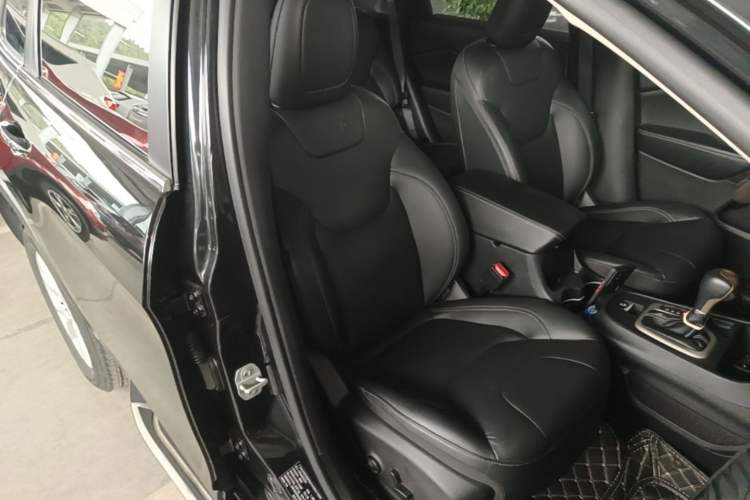 Used Jeep Cherokee 2017 2.0L Superior Edition Right Front Seat