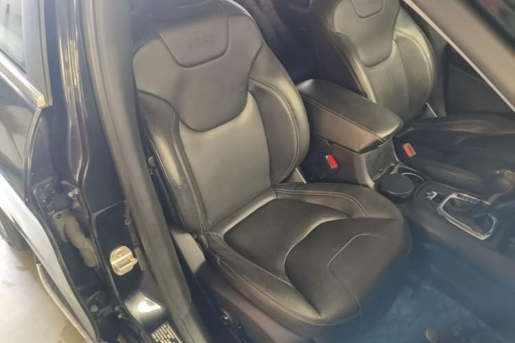 Used Jeep Cherokee 2017 2.0L Superior Edition Right Front Seat