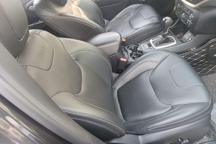 Used Jeep Cherokee 2017 2.0L Superior Edition Right Front Seat