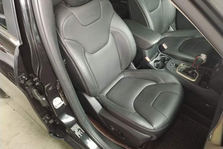 Used Jeep Cherokee 2017 2.0L Superior Edition Right Front Seat