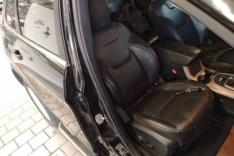 Used Jeep Cherokee 2017 2.0L Superior Edition Right Front Seat