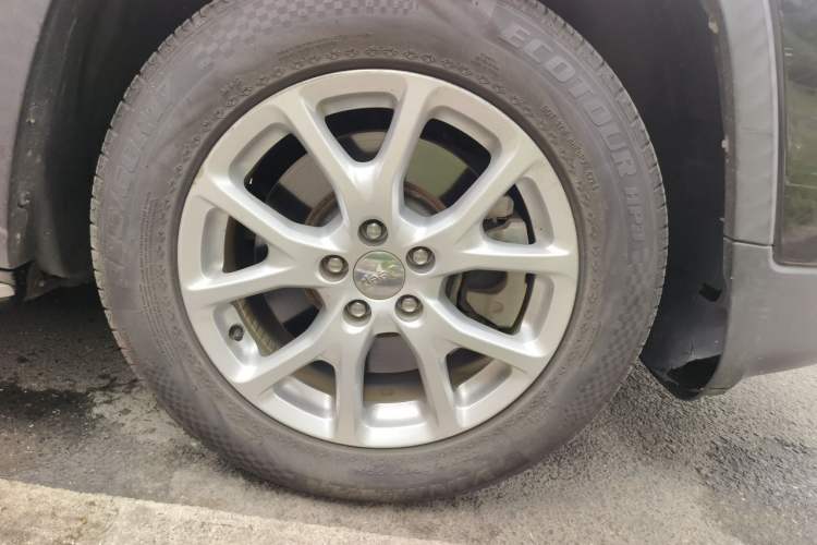 Used Jeep Cherokee 2017 2.0L Superior Edition Right Front Wheel Hub