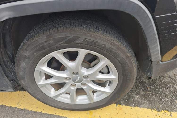 Used Jeep Cherokee 2017 2.0L Superior Edition Right Front Wheel Hub