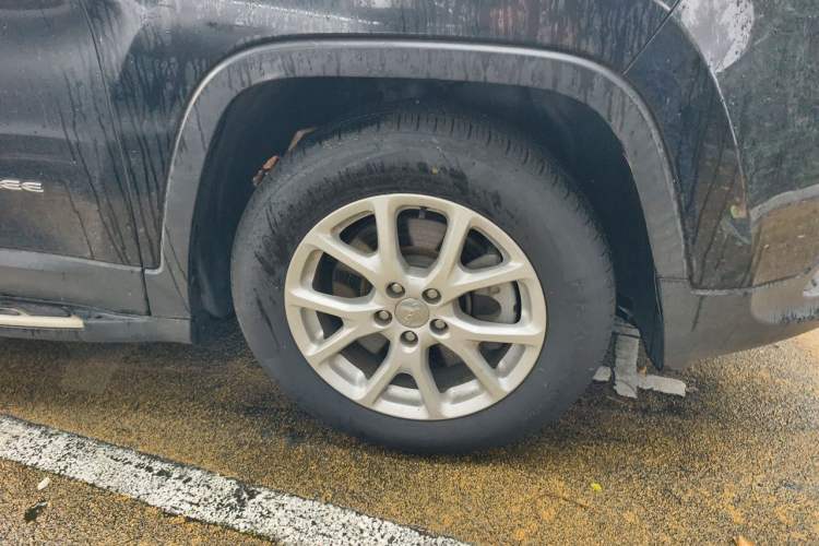 Used Jeep Cherokee 2017 2.0L Superior Edition Right Front Wheel Hub