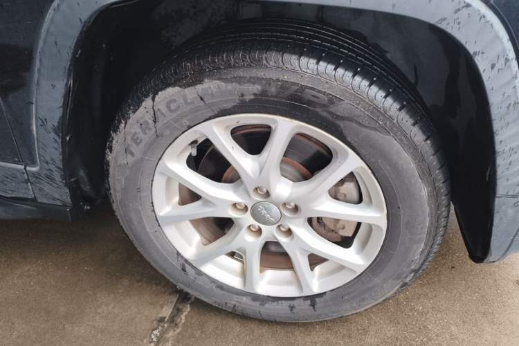 Used Jeep Cherokee 2017 2.0L Superior Edition Right Front Wheel Hub