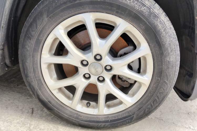 Used Jeep Cherokee 2017 2.0L Superior Edition Right Front Wheel Hub