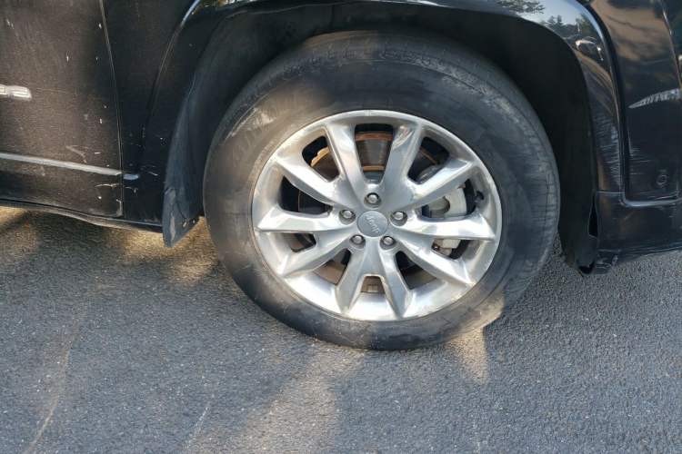 Used Jeep Cherokee 2017 2.4L Excellence Edition Right Front Wheel Hub