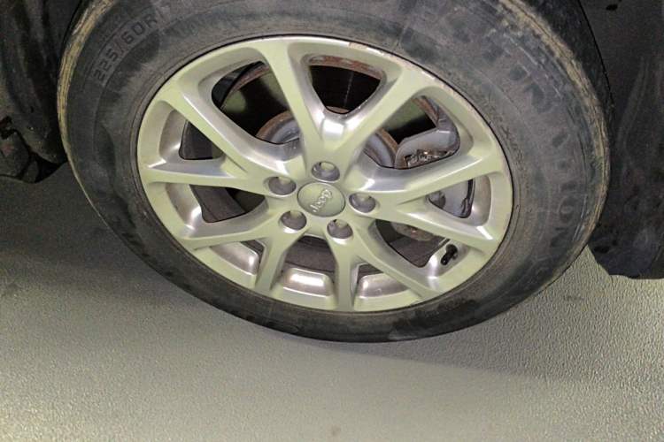 Used Jeep Cherokee 2017 2.0L Superior Edition Right Front Wheel Hub