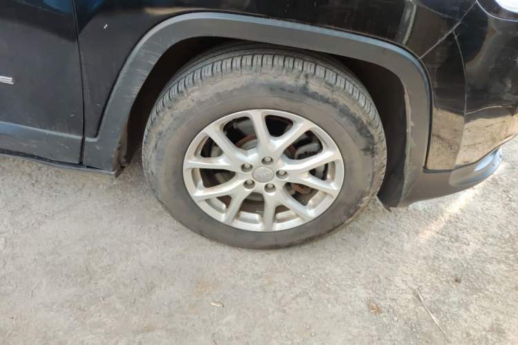 Used Jeep Cherokee 2017 2.0L Superior Edition Right Front Wheel Hub