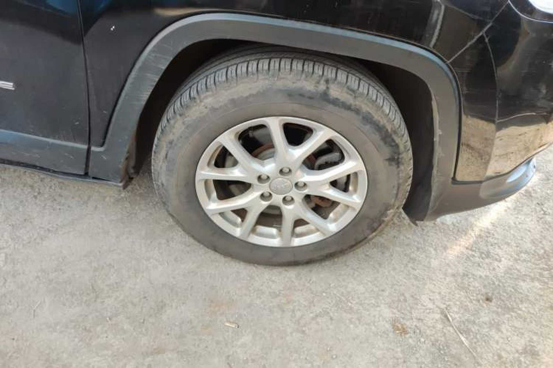 Used Jeep Cherokee 2017 2.0L Superior Edition Right Front Wheel Hub