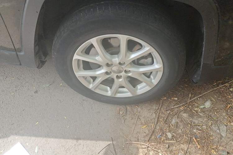 Used Jeep Cherokee 2017 2.0L Superior Edition Right Front Wheel Hub