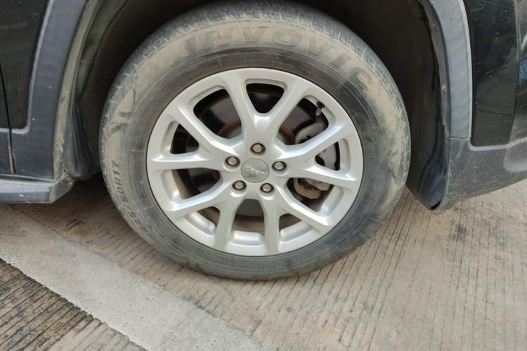 Used Jeep Cherokee 2017 2.4L Leading Smart Edition Right Front Wheel Hub