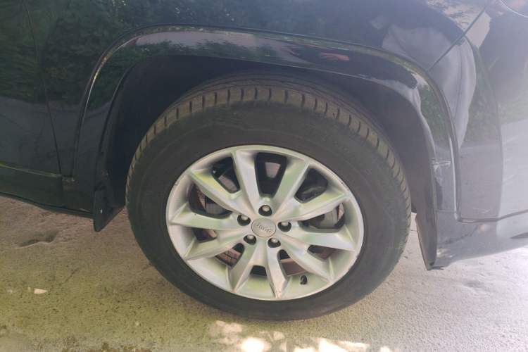 Used Jeep Cherokee 2017 2.4L Professional Smart Edition Right Front Wheel Hub
