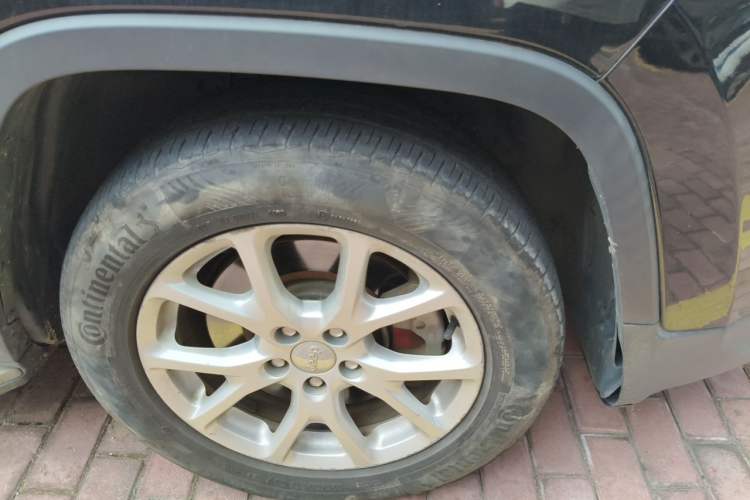 Used Jeep Cherokee 2017 2.4L Leading Smart Edition Right Front Wheel Hub