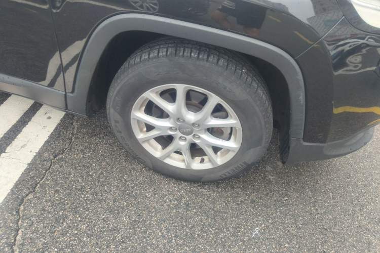 Used Jeep Cherokee 2017 2.4L Leading Smart Edition Right Front Wheel Hub