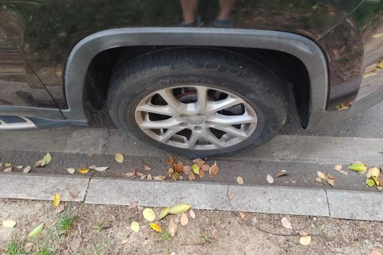 Used Jeep Cherokee 2017 2.4L Leading Edition Right Front Wheel Hub