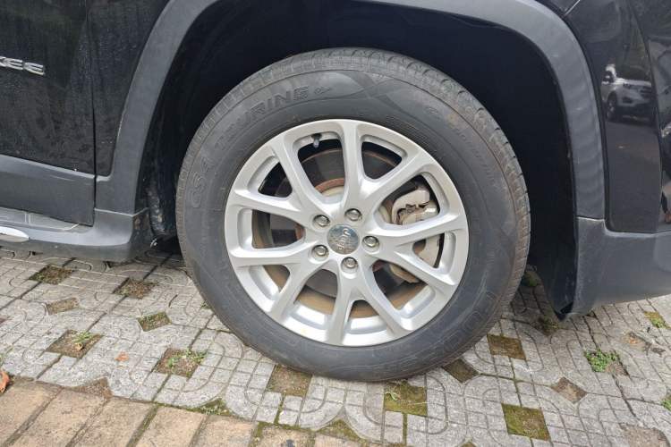 Used Jeep Cherokee 2017 2.0L Superior Edition Right Front Wheel Hub