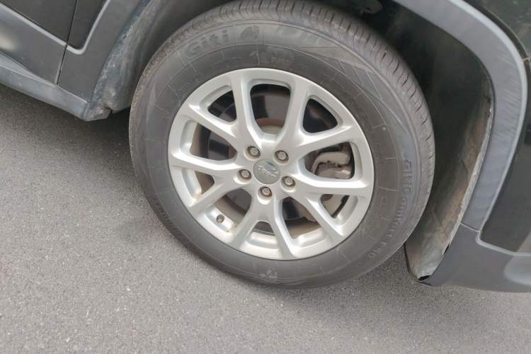 Used Jeep Cherokee 2017 2.0L Superior Edition Right Front Wheel Hub