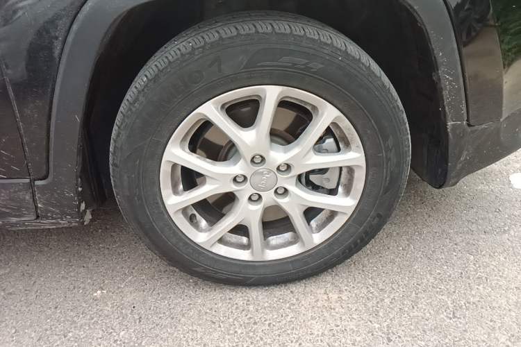 Used Jeep Cherokee 2017 2.0L Superior Edition Right Front Wheel Hub