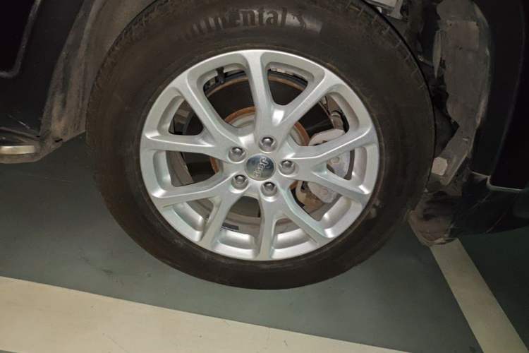 Used Jeep Cherokee 2017 2.0L Superior Edition Right Front Wheel Hub