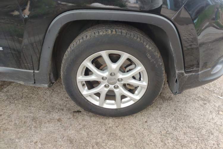 Used Jeep Cherokee 2017 2.4L Leading Smart Edition Right Front Wheel Hub