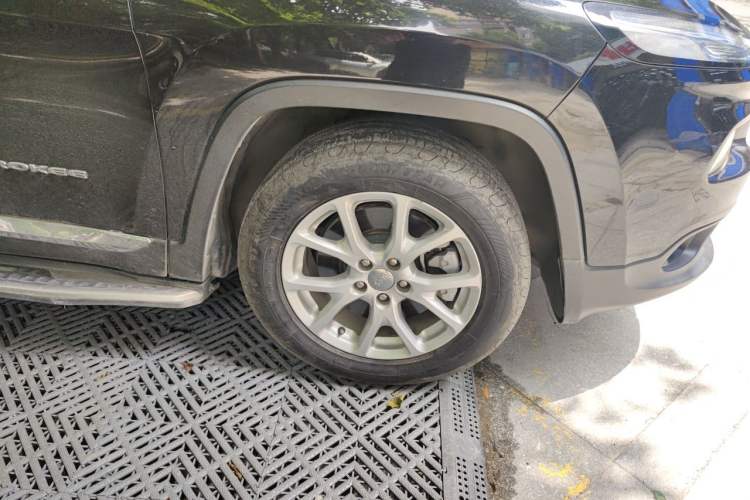 Used Jeep Cherokee 2017 2.0L Superior Edition Right Front Wheel Hub