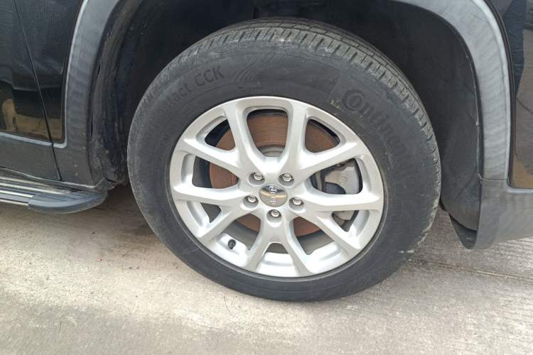Used Jeep Cherokee 2017 2.0L Superior Edition Right Front Wheel Hub