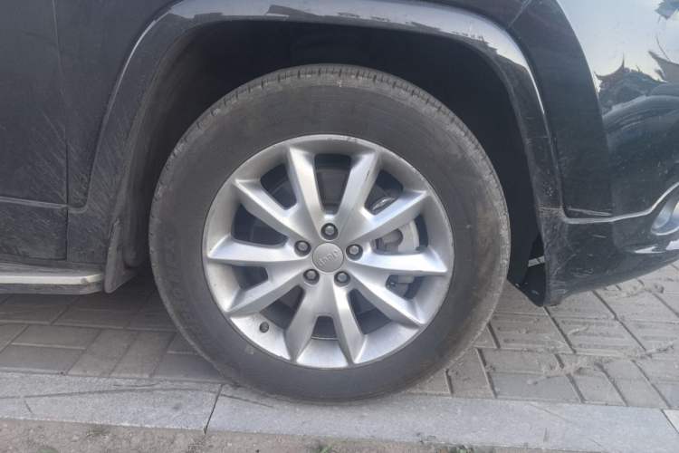 Used Jeep Cherokee 2017 2.4L Professional Smart Edition Right Front Wheel Hub