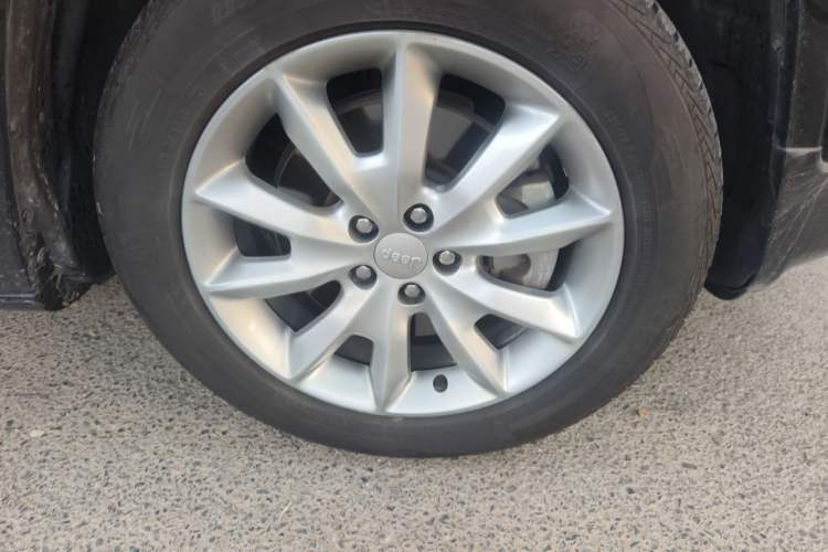 Used Jeep Cherokee 2017 2.4L Professional Smart Edition Right Front Wheel Hub