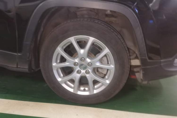 Used Jeep Cherokee 2017 2.0L Superior Edition Right Front Wheel Hub