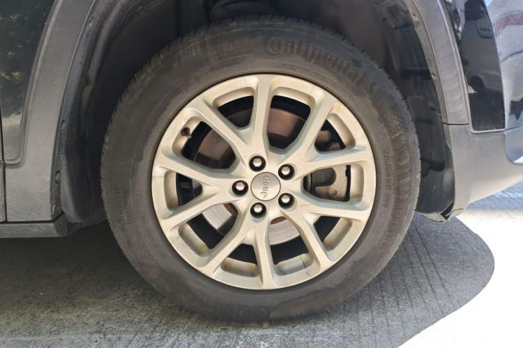Used Jeep Cherokee 2017 2.4L Leading Smart Edition Right Front Wheel Hub
