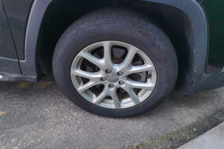 Used Jeep Cherokee 2017 2.0L Superior Edition Right Front Wheel Hub