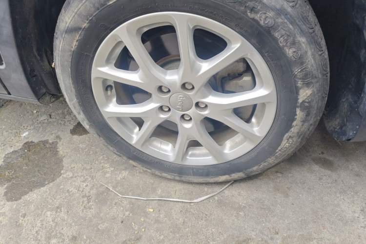 Used Jeep Cherokee 2017 2.0L Superior Edition Right Front Wheel Hub