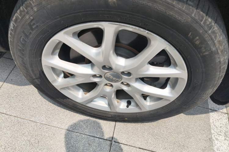 Used Jeep Cherokee 2017 2.4L Leading Edition Right Front Wheel Hub