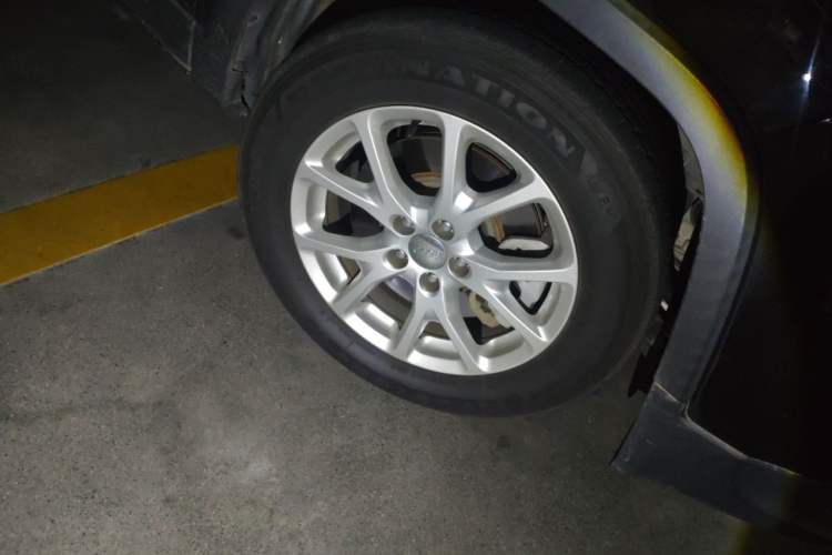 Used Jeep Cherokee 2017 2.0L Superior Edition Right Front Wheel Hub