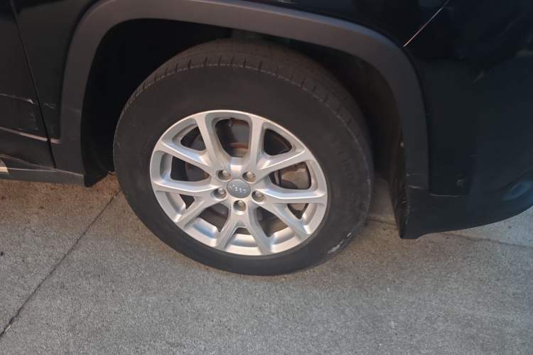 Used Jeep Cherokee 2017 2.0L Superior Edition Right Front Wheel Hub