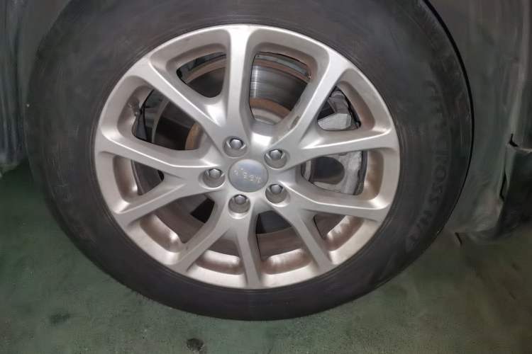Used Jeep Cherokee 2017 2.4L Leading Edition Right Front Wheel Hub
