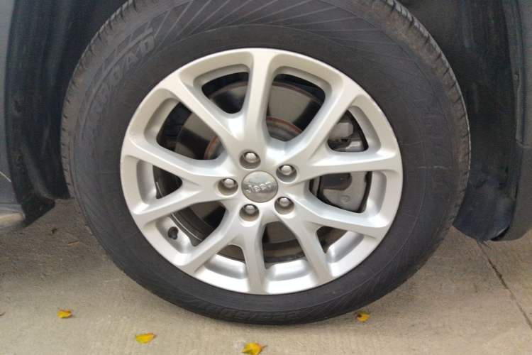 Used Jeep Cherokee 2017 2.0L Superior Edition Right Front Wheel Hub