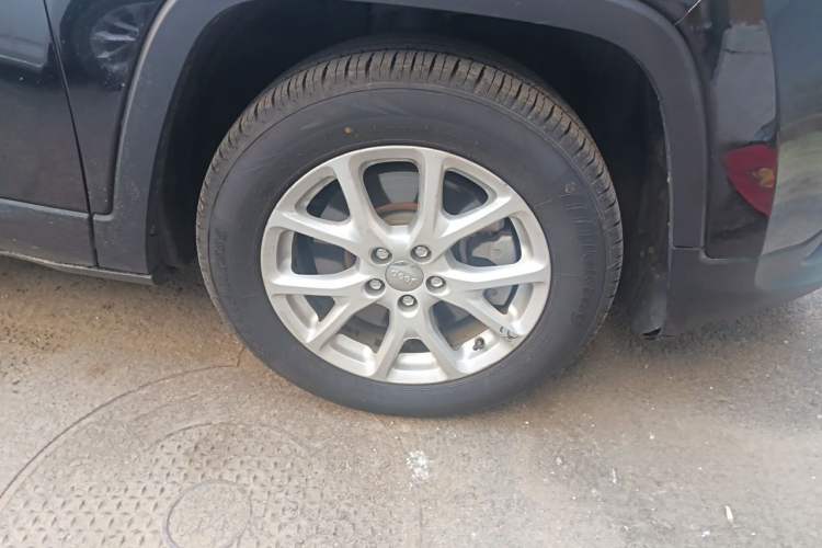 Used Jeep Cherokee 2017 2.0L Superior Edition Right Front Wheel Hub